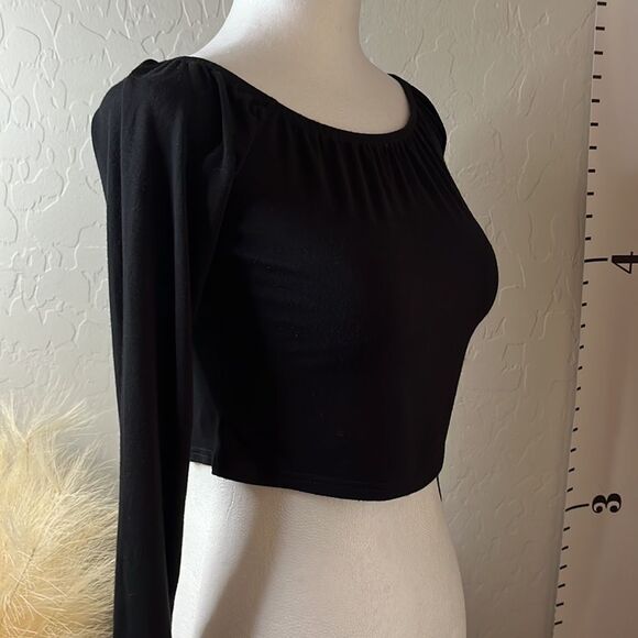 Boo-hoo black crop top with mid length sleeves and gather neckline size 10. - Picture 5 of 9